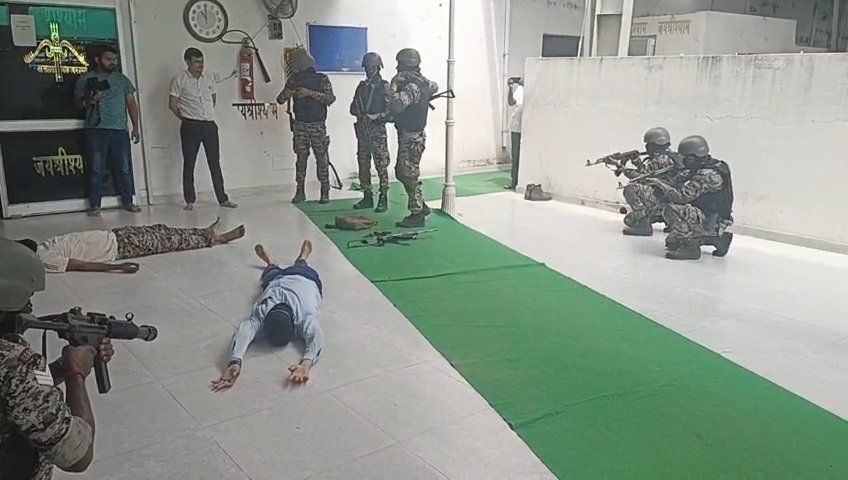सीकर: खाटूश्यामजी मंदिर में सुरक्षा अभ्यास, मॉक ड्रिल के दौरान ERT ने आतंकियों को किया ढेर 1001306564