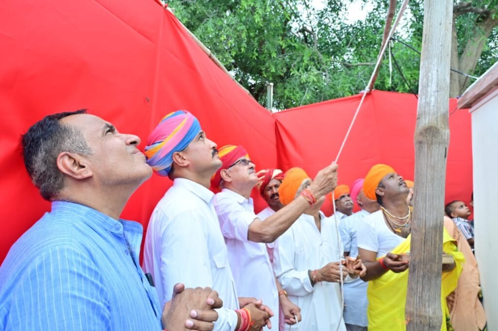 भादवा बीज पर तिलवाड़ा में आयोजित हुए धार्मिक अनुष्ठान, ध्वजारोहण और अष्टप्रकृति महायज्ञ 1001321850