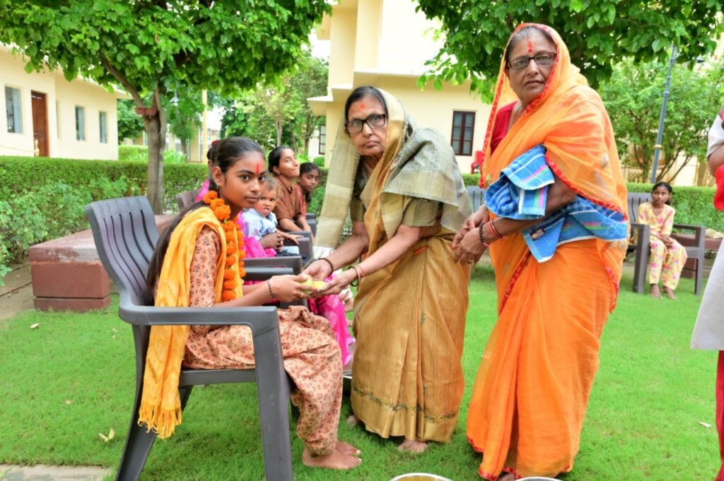 भादवा शुक्ल पक्ष बीज पर जसोलधाम में हुए धार्मिक अनुष्ठान, श्रद्धालुओं की उमड़ी भीड़, छप्पन भोग का किया गया अर्पण 1001321860