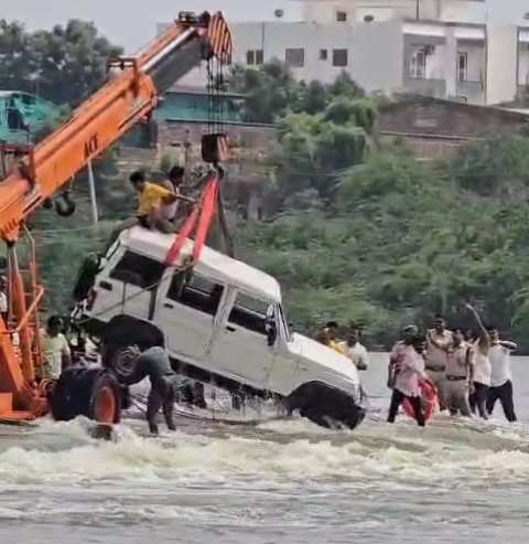 बालोतरा लूणी नदी में श्रद्धालुओं से भरी बोलेरो बह गई, मां और दो बेटियों की मौत, तीन लापता 1001328203