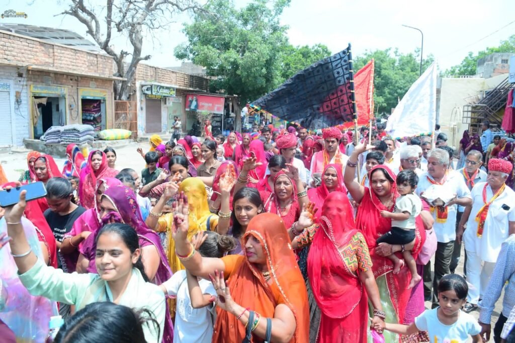 बालोतरा से पावन बस यात्रा संघ पहुंचा जोधा पालड़ी, मोरपा माता मंदिर में गूंजे भजनों के स्वर 3 बालोतरा से पावन बस यात्रा संघ पहुंचा जोधा पालड़ी, मोरपा माता मंदिर में गूंजे भजनों के स्वर 1001332199