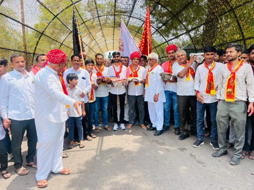 बालोतरा से पावन बस यात्रा संघ पहुंचा जोधा पालड़ी, मोरपा माता मंदिर में गूंजे भजनों के स्वर 2 बालोतरा से पावन बस यात्रा संघ पहुंचा जोधा पालड़ी, मोरपा माता मंदिर में गूंजे भजनों के स्वर 1001335355