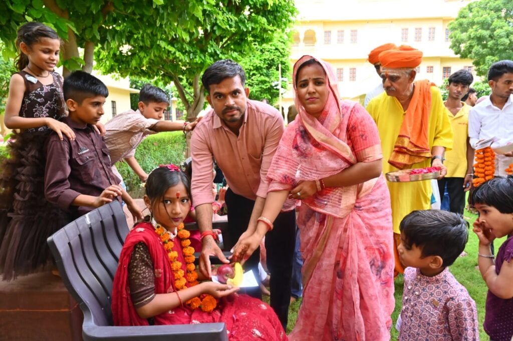 अष्टमी के शुभ अवसर पर जसोलधाम में उमड़ा आस्था का जन सैलाब , सुबह से लगी भक्तों की लंबी कतारें 2 अष्टमी के शुभ अवसर पर जसोलधाम में उमड़ा आस्था का जन सैलाब , सुबह से लगी भक्तों की लंबी कतारें 1001344202