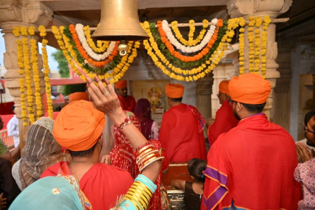 अष्टमी के शुभ अवसर पर जसोलधाम में उमड़ा आस्था का जन सैलाब , सुबह से लगी भक्तों की लंबी कतारें 3 अष्टमी के शुभ अवसर पर जसोलधाम में उमड़ा आस्था का जन सैलाब , सुबह से लगी भक्तों की लंबी कतारें 1001344203