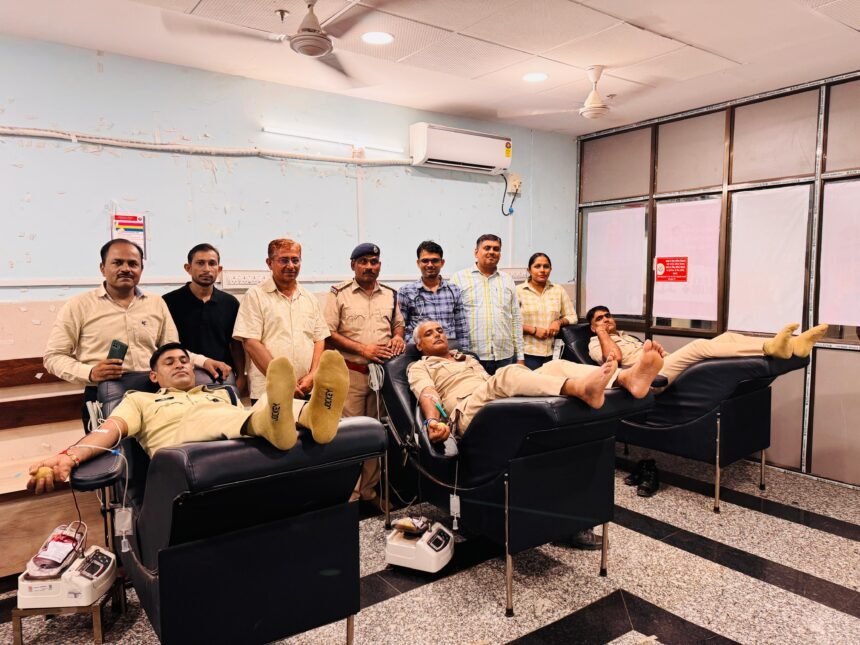 स्वतंत्रता दिवस पर 21 आरपीएफ जवानों सहित युवाओं ने किया स्वैच्छिक रक्तदान 1002606453