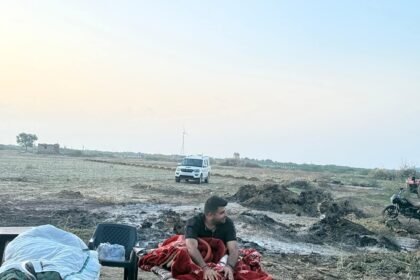 खेजड़ी की अवैध कटाई और जलाए जाने की घटनाओं पर रविन्द्र सिंह भाटी का कड़ा विरोध, राख पर बिताई रात, प्रशासन से मांगी जवाबदेही, धरना जारी FB IMG 1754327617716