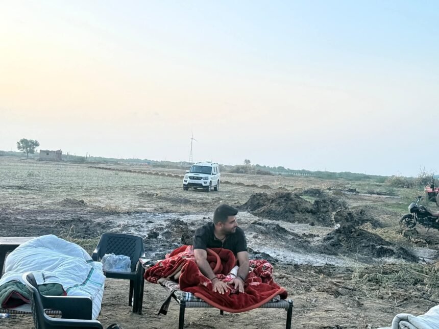 खेजड़ी की अवैध कटाई और जलाए जाने की घटनाओं पर रविन्द्र सिंह भाटी का कड़ा विरोध, राख पर बिताई रात, प्रशासन से मांगी जवाबदेही, धरना जारी FB IMG 1754327617716