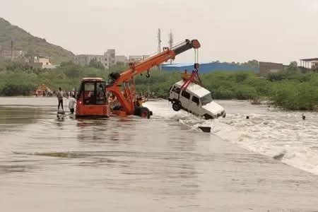 बालोतरा लूणी नदी में श्रद्धालुओं से भरी बोलेरो बह गई, मां और दो बेटियों की मौत, तीन लापता FB IMG 1756312122948