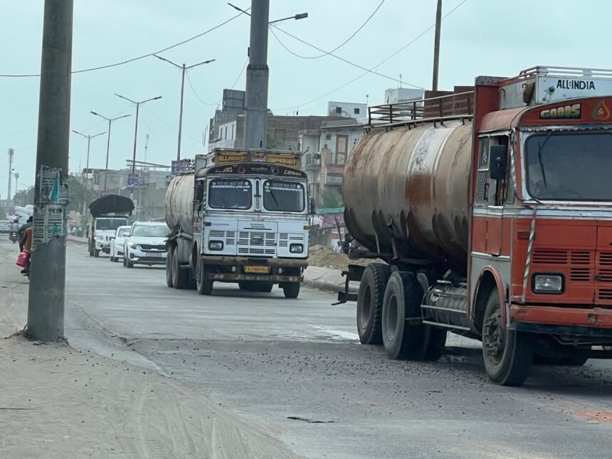 अवैध संचालित टैंकरो पर परिवहन विभाग सख्त नियम विरूद्ध संचालित वाहनों पर लगातार कार्यवाही जारी IMG 20250804 WA0013