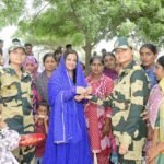धनाऊ प्रधान शम्मा बानो ने बॉर्डर पर फौजी भाईयो के साथ मनाया रक्षा बंधन, मुनाबाव सीमा पर पहुँचकर बीएसएफ के जवानों को बांधी राखियां, मुंह मीठा करवाकर रक्षाबंधन की खुशियां साझा की IMG 20250809 WA0030