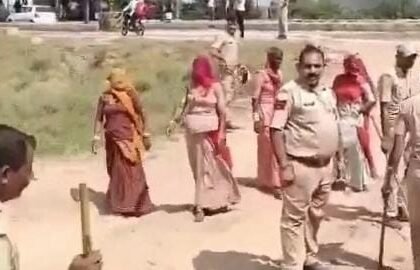 डोली-अराबा आंदोलन स्थल पर पुलिस और RAC की कार्रवाई: महिलाओं से पीने का पानी छीना, बोतलें फेंकी IMG 20250812 WA00961