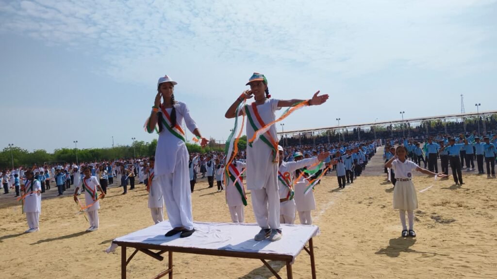 उद्योग एवं वाणिज्य विभाग राज्य मंत्री के.के. विश्नोई ने किया ध्वजारोहणजिला स्तरीय मुख्य समारोह आदर्श स्टेडियम में आयोजितबाड़मेर जिले में हर्षाेल्लास से मनाया गया 79 वां स्वतंत्रता दिवस IMG 20250815 WA0106