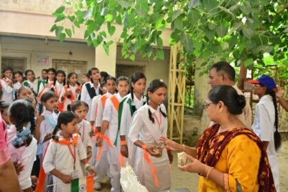 जसोलधाम ने स्वतंत्रता दिवस पर दिखाया सेवा भाव, 26 स्कूलों में वितरित किए 7500 प्रसाद पैकेट IMG 20250816 WA0072