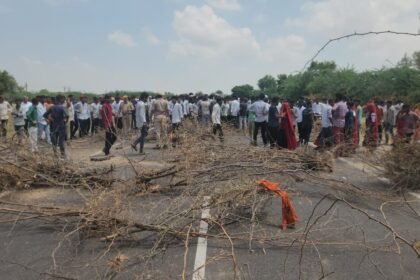 कार की टक्कर से 25 फीट दूर झाड़ियों में गिरी नाबालिग, दो दिन बाद शव बरामद; ग्रामीणों ने किया हाईवे जाम IMG 20250817 WA0023