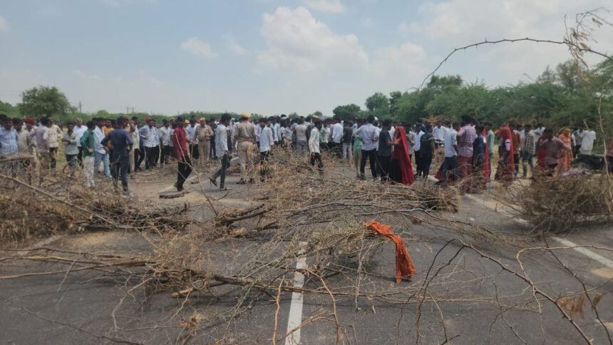 कार की टक्कर से 25 फीट दूर झाड़ियों में गिरी नाबालिग, दो दिन बाद शव बरामद; ग्रामीणों ने किया हाईवे जाम IMG 20250817 WA0023