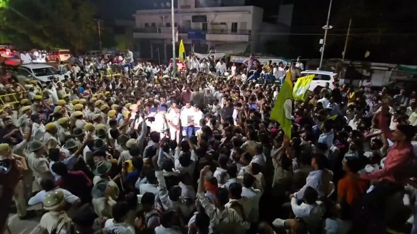 रात 2 बजे बालोतरा कलेक्ट्रेट पहुंचे बेनीवाल, कहा- सरकार बताए स्थायी समाधान कब तक, नहीं तो संघर्ष और तेज़ होगा IMG 20250818 WA0081