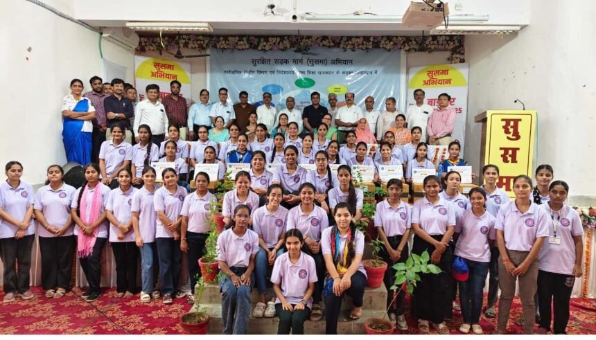 सड़क सुरक्षा नियमों का प्रशिक्षण,छात्राओं को बांटे हेलमेट,सुसमा अभियान के तहत एमबीसी कन्या महाविद्यालय में कार्यक्रम आयोजित। IMG 20250818 WA0127