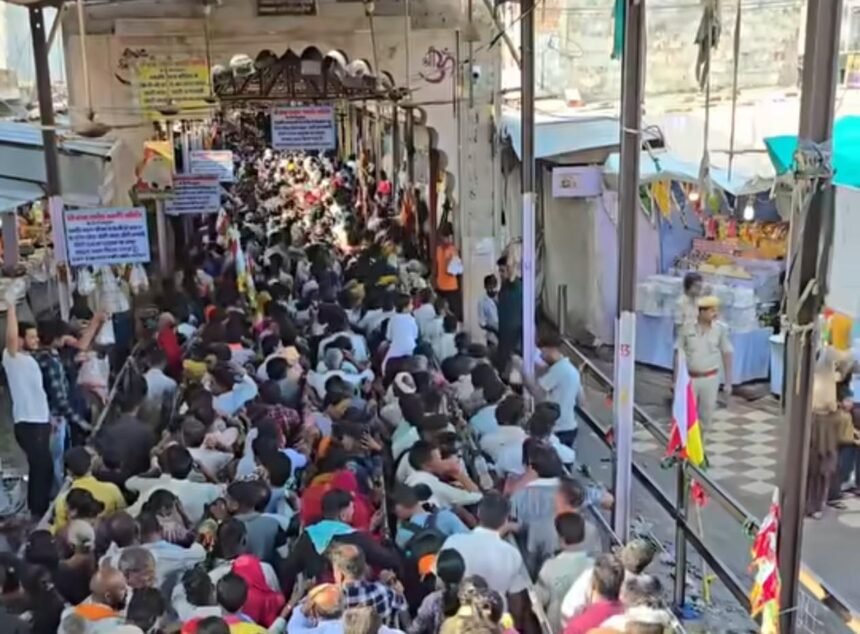 रामदेवरा मेला 2025: रोजाना 2 लाख से ज्यादा श्रद्धालु कर रहे दर्शन, कतारों के ऊपर बनाई गई पुलिया देखे... IMG 20250822 WA0078