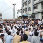 सिर्फ हाथ टूटा था, इलाज में लापरवाही आरोप युवक की हुई मौत, परिजनों का धरना जारी; कार्रवाई व मुआवजे की मांग पर अड़े IMG 20250829 WA0073