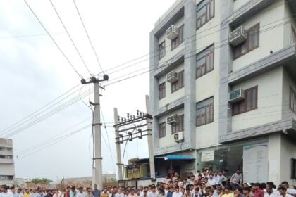 सिर्फ हाथ टूटा था, इलाज में लापरवाही आरोप युवक की हुई मौत, परिजनों का धरना जारी; कार्रवाई व मुआवजे की मांग पर अड़े IMG 20250829 WA0073