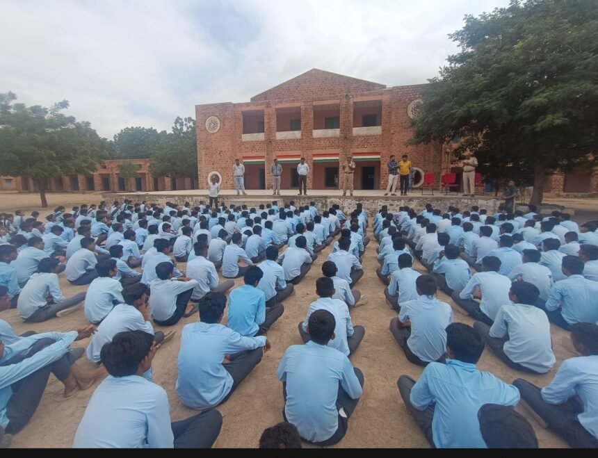 बालोतरा पुलिस ने जिले भर में चलाया ‘‘ऑपरेशन साईबर शील्ड ,विद्यालयों में साईबर जागरूकता को लेकर छात्र-छात्राओं से किया संवाद IMG 20250806 220942