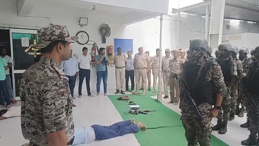 सीकर: खाटूश्यामजी मंदिर में सुरक्षा अभ्यास, मॉक ड्रिल के दौरान ERT ने आतंकियों को किया ढेर IMG 20250822 22025824