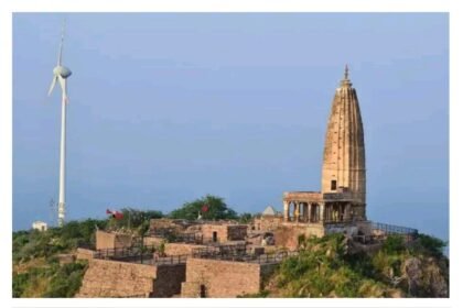 हर्ष पहाड़ी पर फिर हुआ हादसा: पोलकाजी मंदिर के पास कार दस फीट खाई में गिरी, स्थानीय लोग बोले “रेलिंग और सड़क सुधार अब अनिवार्य IMG 20250828 215601