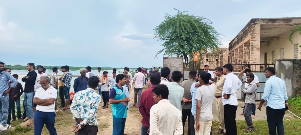 बालोतरा: तिलवाड़ा लूणी नदी में युवक डूबा, 48 घंटे बाद भी कोई सुराग नहीं, SDRF व सिविल डिफेंस का रेस्क्यू ऑपरेशन जारी 4 बालोतरा: तिलवाड़ा लूणी नदी में युवक डूबा, 48 घंटे बाद भी कोई सुराग नहीं, SDRF व सिविल डिफेंस का रेस्क्यू ऑपरेशन जारी 1001368097