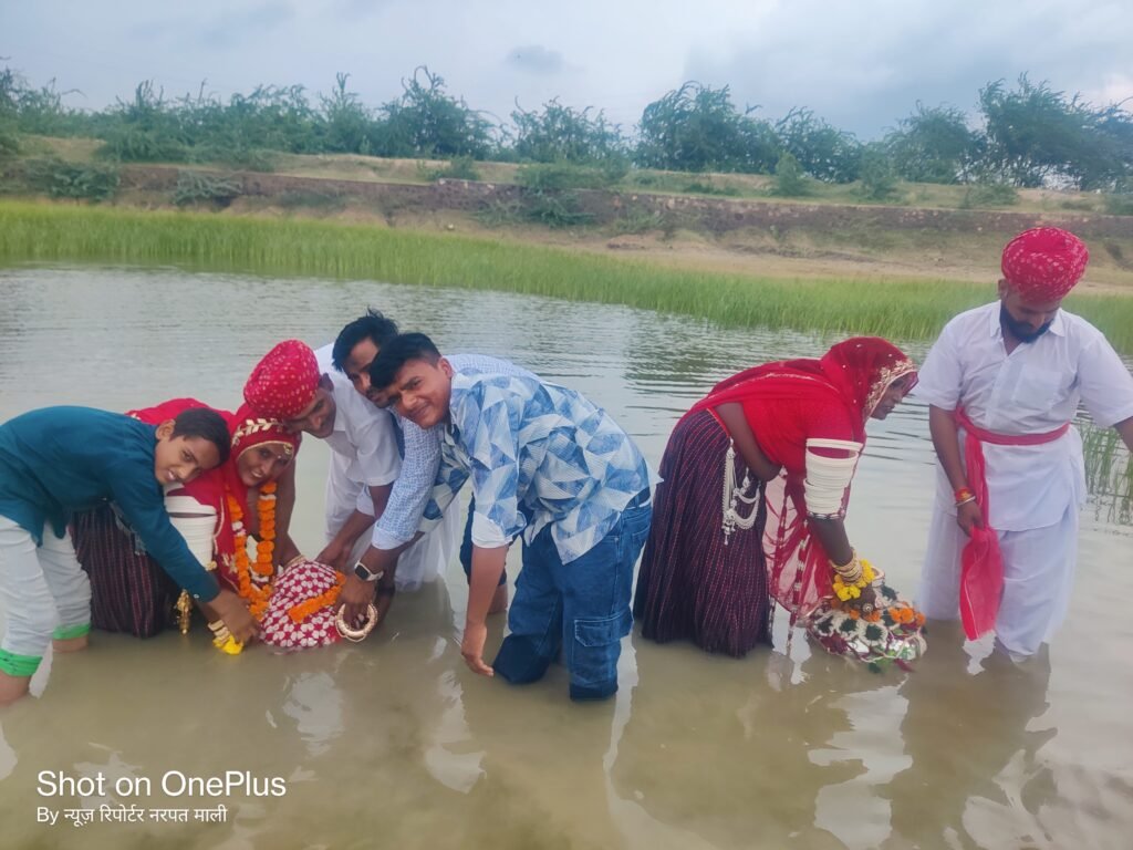 समंदरियो हिलोरा परंपरा आज भी कायम ,बहनें भाइयों के लंबी उम्र की कामनाएं,भाइयों ने चुनरी ओढाकर पिलाया पानी 1001371976