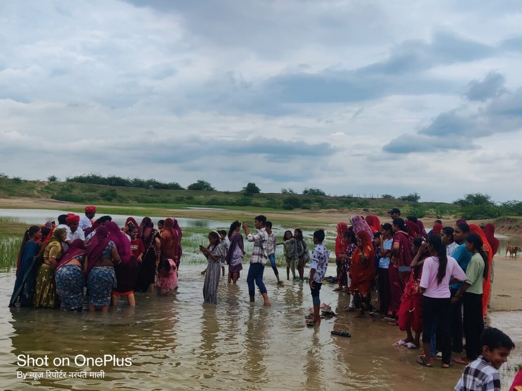 समंदरियो हिलोरा परंपरा आज भी कायम ,बहनें भाइयों के लंबी उम्र की कामनाएं,भाइयों ने चुनरी ओढाकर पिलाया पानी 1001372004