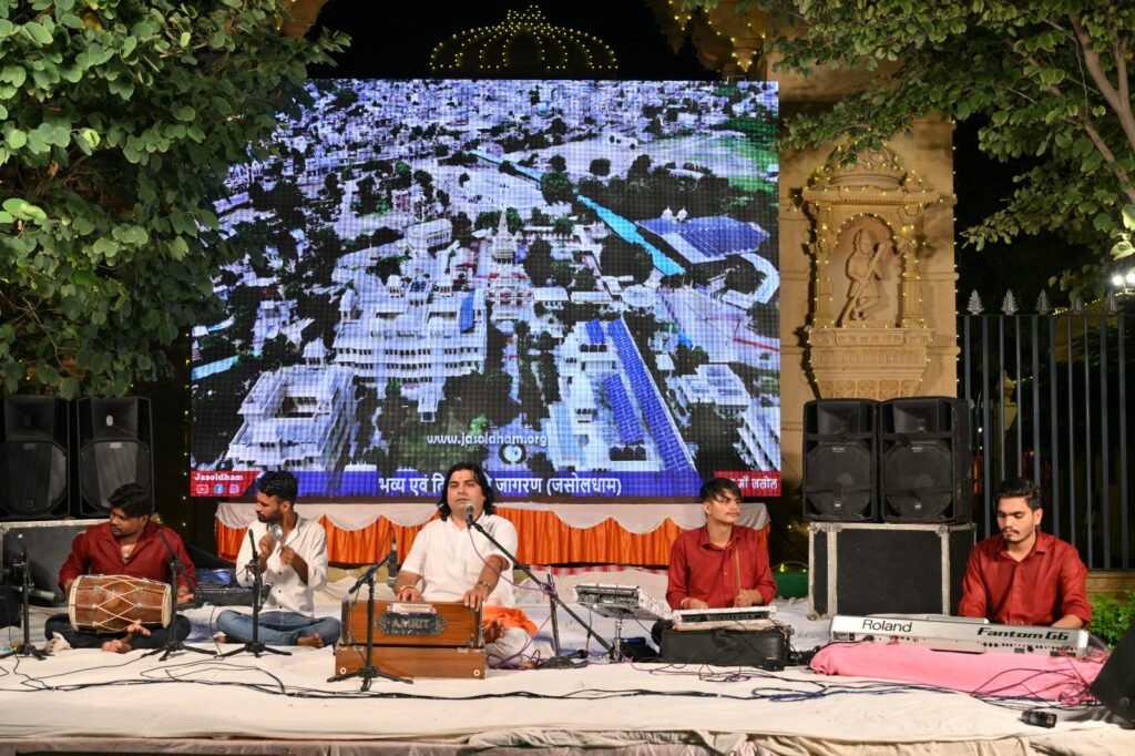 जसोलधाम परिसर में आयोजित रात्रि जागरण में भजन गायकों ने बांधा समां , मन्दिर में गूंजे भजनों के स्वर 1001372308