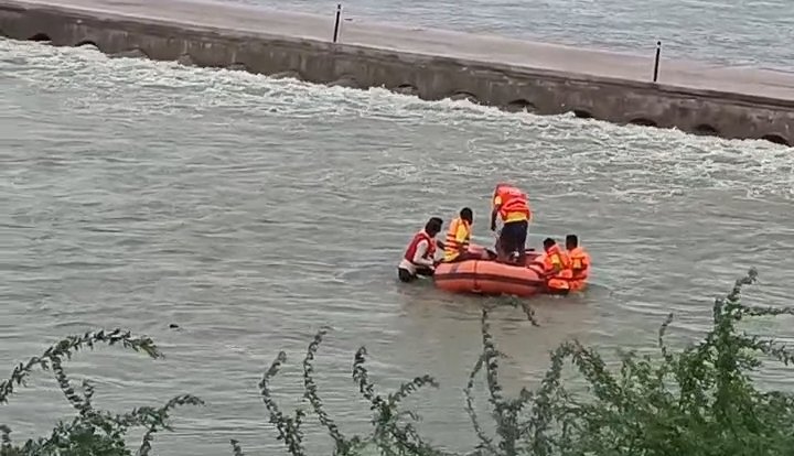 बालोतरा: तिलवाड़ा लूणी नदी में युवक डूबा, 48 घंटे बाद भी कोई सुराग नहीं, SDRF व सिविल डिफेंस का रेस्क्यू ऑपरेशन जारी 3 बालोतरा: तिलवाड़ा लूणी नदी में युवक डूबा, 48 घंटे बाद भी कोई सुराग नहीं, SDRF व सिविल डिफेंस का रेस्क्यू ऑपरेशन जारी 1001376979