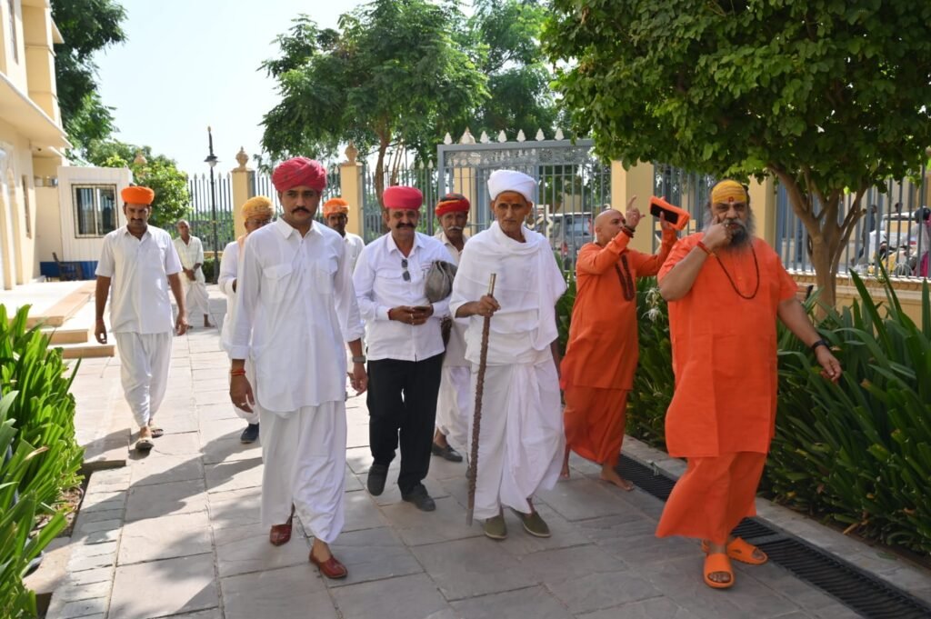 शारदीय नवरात्रा पर्व षष्ठम दिवस पंचमी पर जसोलधाम में श्रद्धा का जनसैलाब, ब्रह्म ऋषि तुलछाराम महाराज एवं महामंडलेश्वर वासुदेवा चार्य महाराज ने लिए दर्शन लाभ 1001462565