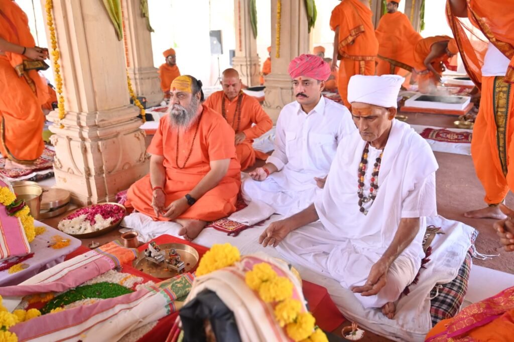 शारदीय नवरात्रा पर्व षष्ठम दिवस पंचमी पर जसोलधाम में श्रद्धा का जनसैलाब, ब्रह्म ऋषि तुलछाराम महाराज एवं महामंडलेश्वर वासुदेवा चार्य महाराज ने लिए दर्शन लाभ 1001462566