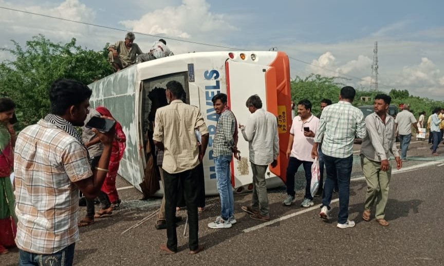 बालोतरा में दर्दनाक सड़क हादसा: बस-कार की भिड़ंत में दंपती और बेटे की मौत, 23 यात्री घायल 1001476720