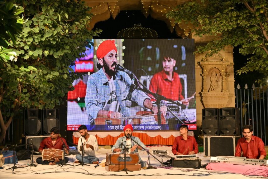 जसोलधाम परिसर में आयोजित रात्रि जागरण में भजन गायकों ने बांधा समां , मन्दिर में गूंजे भजनों के स्वर IMG 20250906 WA0042