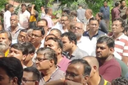 बालोतरा में आवारा सांड का हमला: दुकानदार की मौत, गुस्साए लोगों ने कलेक्ट्रेट पहुंचकर किया प्रदर्शन IMG 20250916 WA00501