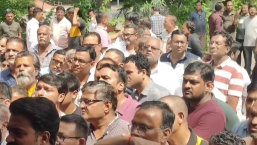 बालोतरा में आवारा सांड का हमला: दुकानदार की मौत, गुस्साए लोगों ने कलेक्ट्रेट पहुंचकर किया प्रदर्शन IMG 20250916 WA00501