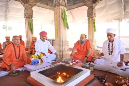 शारदीय नवरात्रा पर्व षष्ठम दिवस पंचमी पर जसोलधाम में श्रद्धा का जनसैलाब, ब्रह्म ऋषि तुलछाराम महाराज एवं महामंडलेश्वर वासुदेवा चार्य महाराज ने लिए दर्शन लाभ IMG 20250927 WA0095