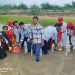 समंदरियो हिलोरा परंपरा आज भी कायम ,बहनें भाइयों के लंबी उम्र की कामनाएं,भाइयों ने चुनरी ओढाकर पिलाया पानी IMG 20250906 130418