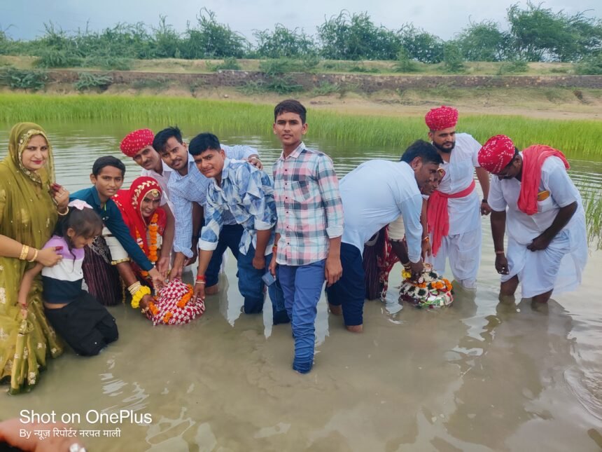 समंदरियो हिलोरा परंपरा आज भी कायम ,बहनें भाइयों के लंबी उम्र की कामनाएं,भाइयों ने चुनरी ओढाकर पिलाया पानी IMG 20250906 130418