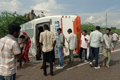 बालोतरा में दर्दनाक सड़क हादसा: बस-कार की भिड़ंत में दंपती और बेटे की मौत, 23 यात्री घायल IMG 20250930 220423