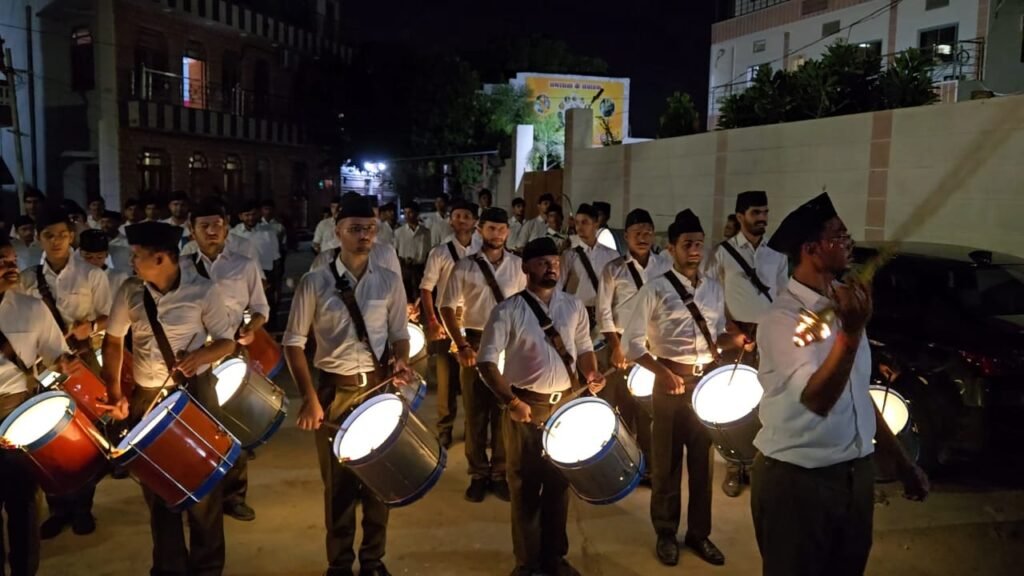 धवल चांदनी में निकला कौमुदी घोष संचलन, आज विजयादशमी से शुरू हुआ संघ शताब्दी वर्ष 1001483408