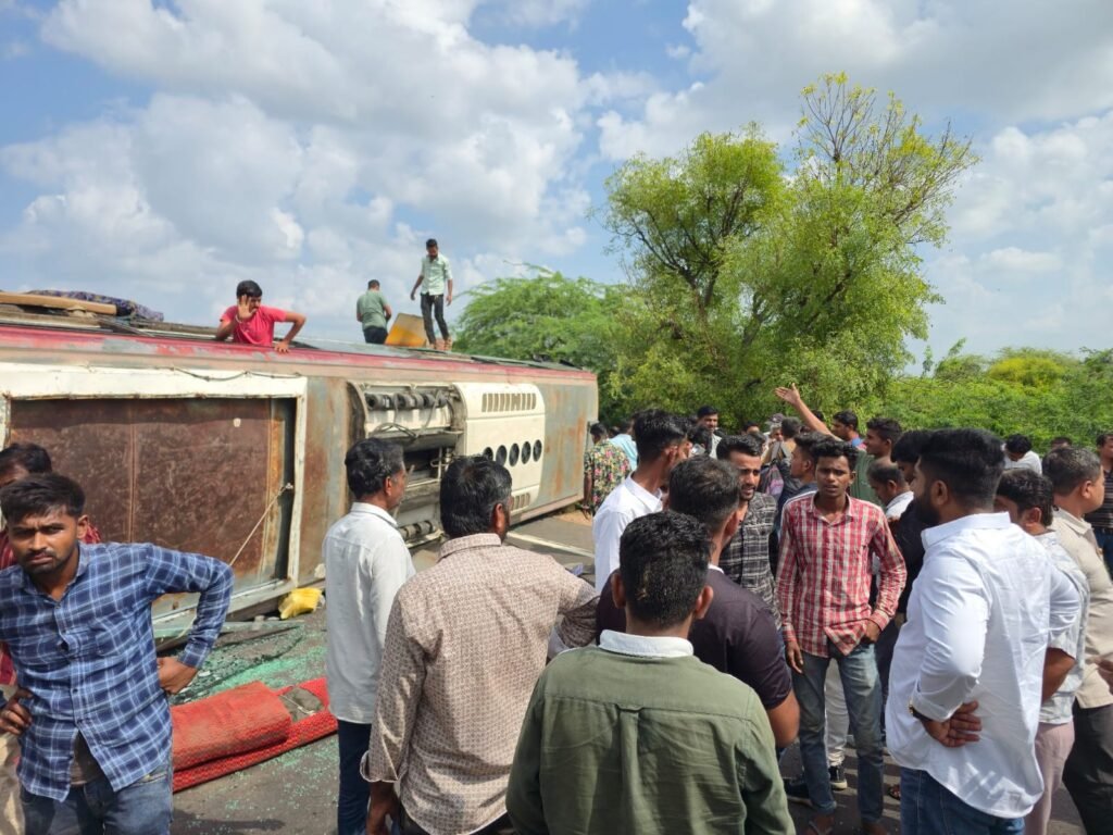 बालोतरा के कल्याणपुर में यात्रियों से भरी बस पलटी: एक युवक की मौत, 18 घायल; ड्राइवर का कंट्रोल बिगड़ने के बाद हुआ हादसा 1001497607