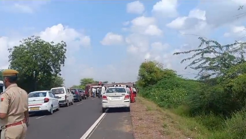 बालोतरा के कल्याणपुर में यात्रियों से भरी बस पलटी: एक युवक की मौत, 18 घायल; ड्राइवर का कंट्रोल बिगड़ने के बाद हुआ हादसा 1001498508