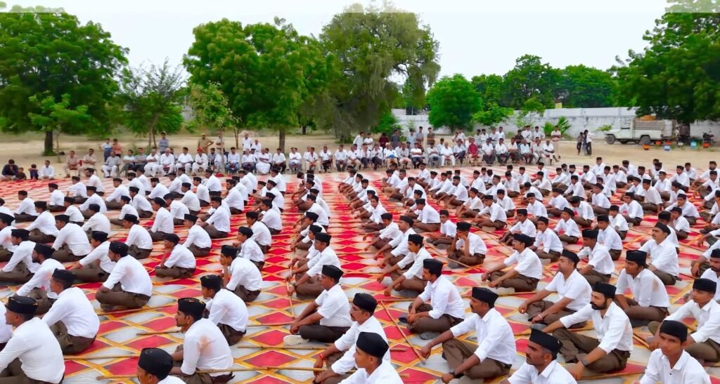 संघ शताब्दी वर्ष के अवसर पर निकला पथ संचालन और मनाया विजयादशमी उत्सव 1001500642