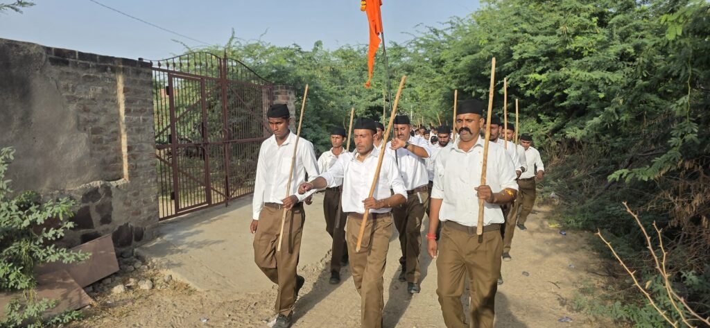 राष्ट्रीय स्वयंसेवक संघ के शताब्दी वर्ष पर तिलवाड़ा में भव्य पथ संचलन का आयोजन , पथ संचलन में 120 स्वयंसेवकों ने लिया भांग 1001531769