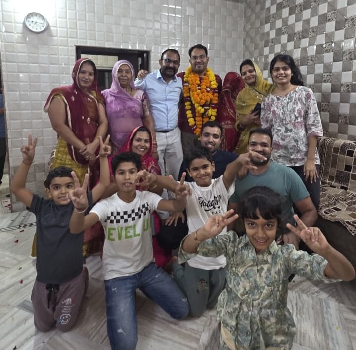 पिता हैं 42 साल से जनरेटर मिस्त्री, RPSC में बेटा बना टॉपर; अब बनेगा अधिकारी... 1001553402