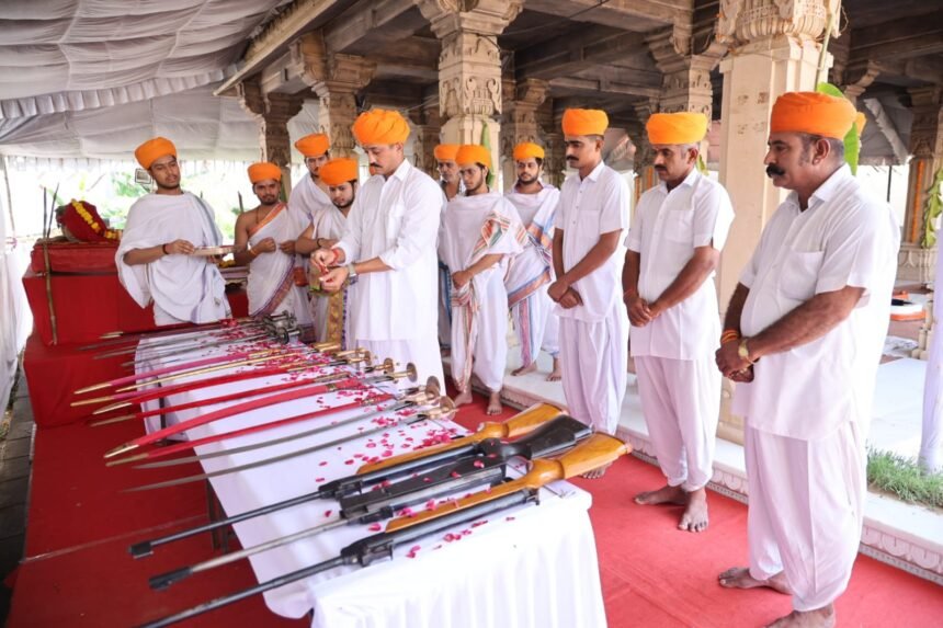 विजयादशमी पर्व पर जसोलधाम में पारंपरिक विधि-विधान एवं वैदिक मंत्रोच्चारण के साथ सम्पन्न हुआ शस्त्र पूजन IMG 20251002 WA0205