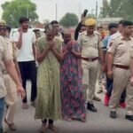 बोलेरो से सांड की हत्या, दो आरोपी गिरफ्तार – महिलाओं का भेष बनाकर खेतों में छिपे, पुलिस ने आधा मुंडन कर निकाला जुलूस IMG 20251003 WA0020